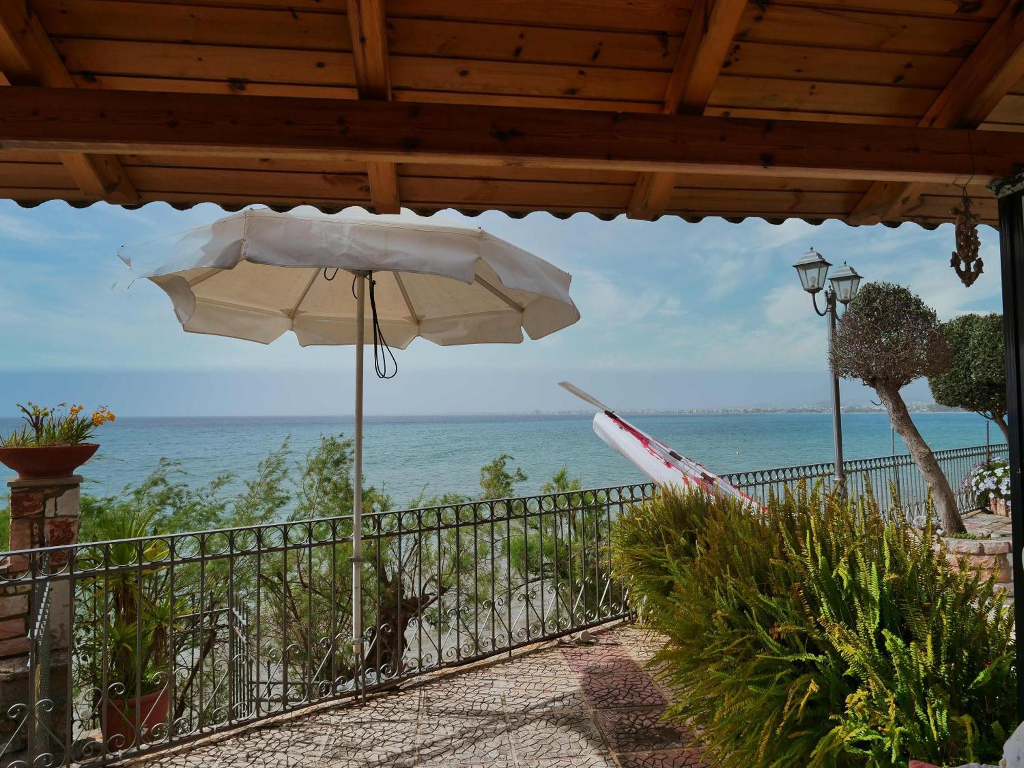 Verga Beachfront House By "Elite" Kalamata Bagian luar foto